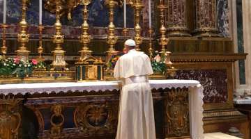 Papa Francisco encomienda a la Virgen su viaje a Colombia rezando en Santa María la Mayor
