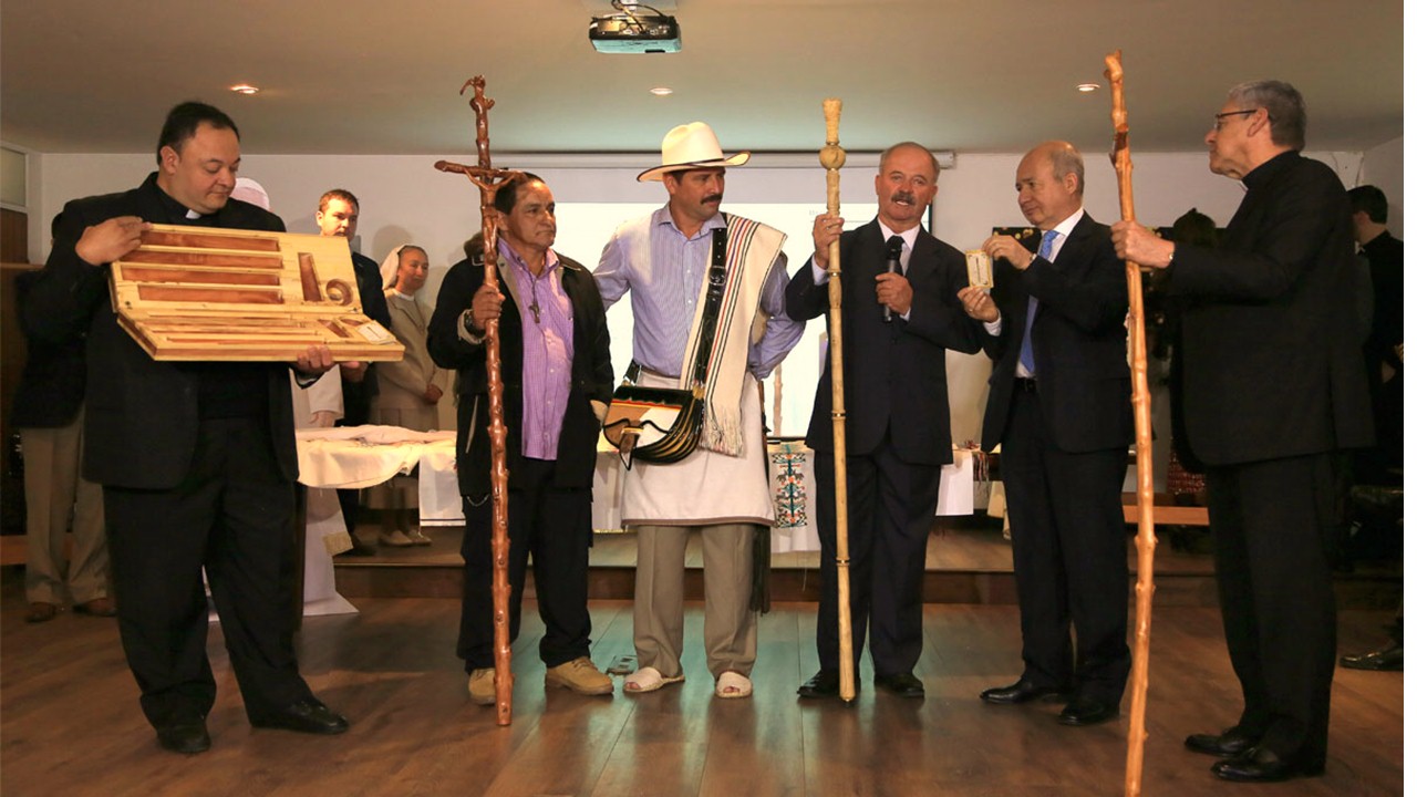 Báculo de madera de café, uno de los regalos para el Papa Francisco en Medellín