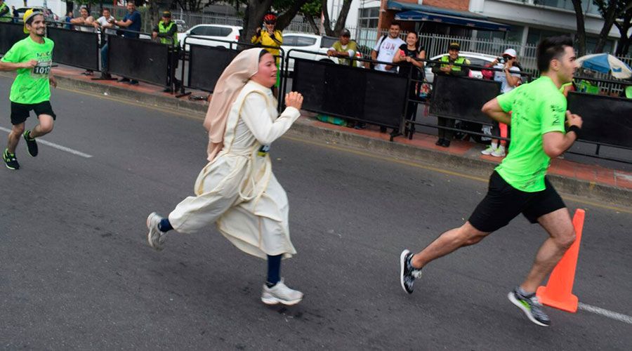 INCREÍBLE: ¡Monja corre maratón con su hábito!