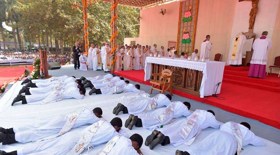 Misa de ordenación de 16 sacerdotes en Bangladesh papa francisco